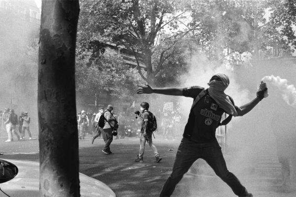 “Mentre passiamo bruciando”, il racconto su chi credeva nella rivoluzione degli anni Settanta