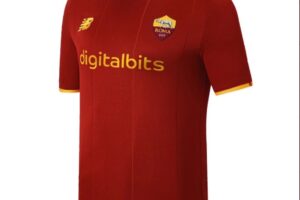 Roma, svelata con foto e video la nuova maglia dei giallorossi di Mourinho con il main sponsor da 12 milioni a stagione
