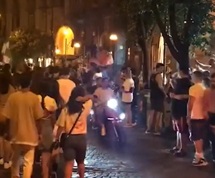 Festeggiamenti e far west, Napoli terra di nessuno: rapine, spari contro poliziotto e 20enne ferito da proiettile