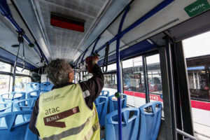 Foto Cecilia Fabiano/ La Presse 
6 marzo 2020 Roma (Italia) 
Cronaca 
Emergenza Coronavirus , sanificazione di un autobus del trasporto pubblico 
Nella foto : dipendente Atac pulisce il mezzo 
Photo Cecilia Fabiano 
February 17 , 2020 Rome (Italy) 
News
Coronavirus emergency , sanitation of a public transport bus 
In the pic : a public transport worker cleaning the bus