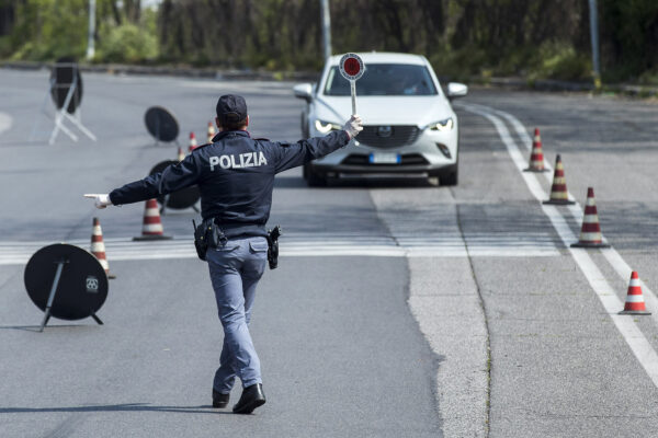 Foto Roberto Monaldo / LaPresse
13-04-2020 Roma
Cronaca
Emergenza coronavirus – Controlli stradali della Polizia di Stato in occasione delle festività pasquali
Nella foto Posto di blocco della Polizia sulla via del Mare

Photo Roberto Monaldo / LaPresse
13-04-2020 Rome (Italy)
Coronavirus outbreak – State police checkpoint