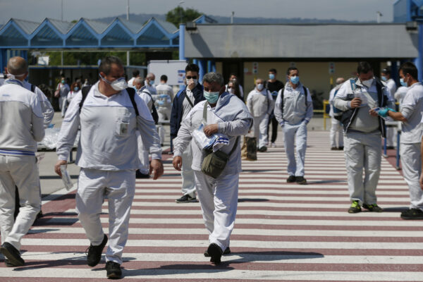 Foto Cecilia Fabiano/ LaPresse 
27 aprile 2020 Chieti (Italia)
Cronaca 
Emergenza Covid 19, riapertura degli stabilimenti FCA con le misure di sicurezza anti contagio 
Nella Foto : ingresso ai tornelli con termoscanner del secondo turno 
Photo Cecilia Fabiano/LaPresse
April 27 , 2020 Chieti (Italy) 
News
Covid 19 emergency ,reopening of the Fca factory with safety measures 
In the pic : second turn  entrance at turnstiles controlled by a thermal scanner