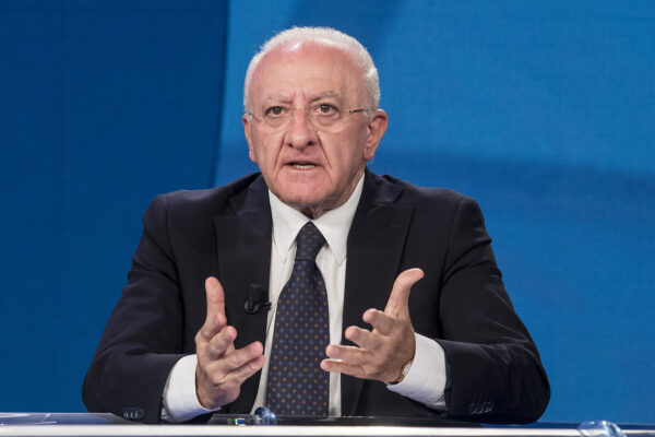 De Luca contro No Vax e No Green pass: “Imbecilli, così richiudiamo l’Italia” De Luca contro No Vax e No Green pass: “Imbecilli, così richiudiamo l’Italia”