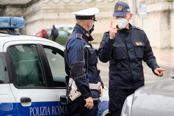 Foto Mauro Scrobogna /LaPresse
07-01-2021 Roma , Italia
Cronaca
Polizia Roma Capitale
Nella foto: il nuovo comandante della Polizia locale di Roma Capitale Ugo Angeloni (al centro) si intrattiene con gli agenti di una pattuglia 

Photo Mauro Scrobogna /LaPresse
January 07, 2021  Rome, Italy
News
Rome Capital Police
In the photo: the new commander of the local police of Roma Capitale Ugo Angeloni (right) talks with the agents of a patrol