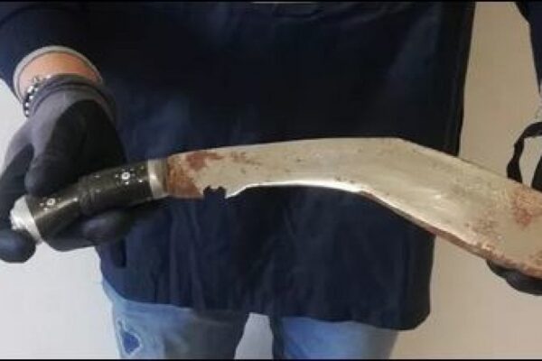 La lite per entrare al bagno finisce a colpi di machete: caccia all’aggressore