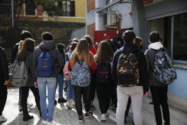 Scuola, i presidi per l’obbligo di vaccino ai docenti: “Niente lezioni in presenza per chi si nega”