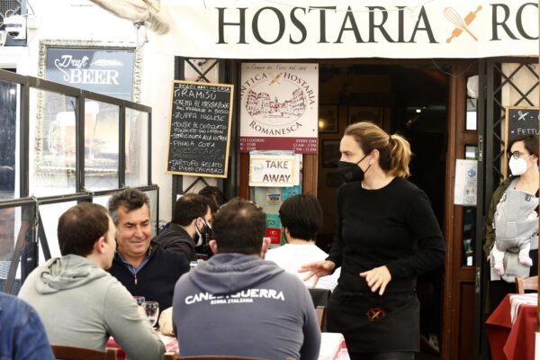 Dove sarà obbligatorio esibire il Green Pass: “Obiettivo è Italia Zona Bianca fino a Ferragosto”