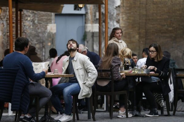 Dove sarà obbligatorio il Green Pass: dai bar e ristoranti (al chiuso) a piscine, palestre ed eventi