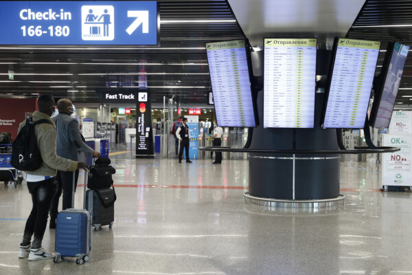 Foto Cecilia Fabiano/ LaPresse 
21 Maggio  2021 Roma (Italia)
Politica  :  
Viaggi e turismo in aumento nella prima settimana senza i cinque giorni di quarantena 
Nella Foto : i passeggeri in transito nell’aeroporto di Fiumicino 
Photo Cecilia Fabiano/ LaPresse 
May 21 , 2021  Roma (Italy) 
News  :  
Travel and tourism on the rise in the first week without the five-day quarantine
In The Pic : passengers in Fiumicino Airport