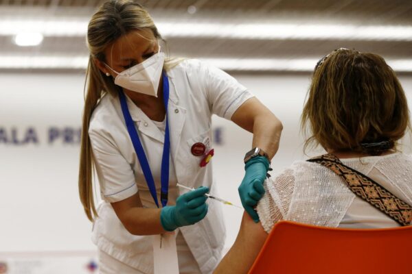 “Se ci vacciniamo tutti il covid diventa come un’influenza”