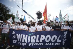 Whirlpool, protesta degli operai a Napoli: blocco dei binari e di piazza Garibaldi