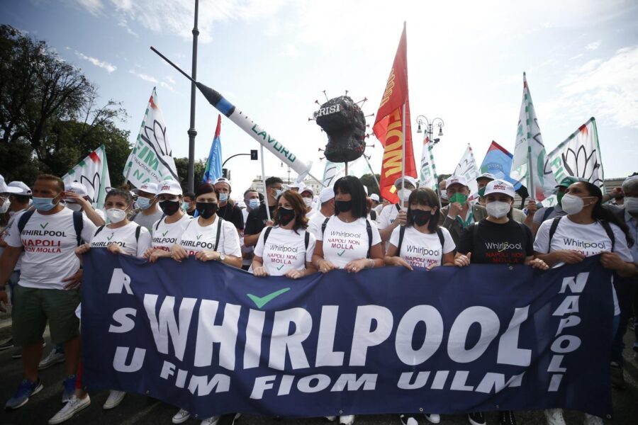 Whirlpool, protesta degli operai a Napoli: blocco dei binari e di piazza Garibaldi