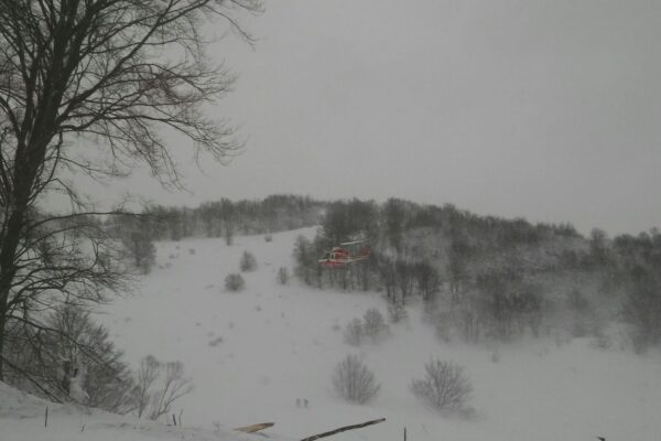 Foto LaPresse
19-01-2017 Farindola (PE) Italia
Cronaca
Slavina Rigopiano, all’opera il soccorso alpino

nella foto: il soccorso alpino all’opera

DISTRIBUTION FREE OF CHARGE – NOT FOR SALE