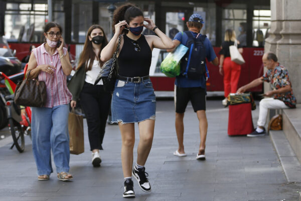 Foto Cecilia Fabiano/ LaPresse 
28 Giugno   2021 Roma (Italia)
Cronaca   :  
Primo giorno di Zona Bianca 
Nella Foto :  persone in via del Corso 
 
Photo Cecilia Fabiano/ LaPresse 
June 28 , 2021  Roma (Italy) 
News  :  
First day of Wine Zone with less covid restrictions 
In the Pic :  people walking in via del Corso