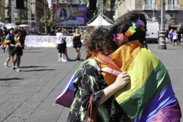 “Fitto solo a studenti referenziati e coppie eterosessuali”, l’appartamento negato a Rita e alla sua compagna