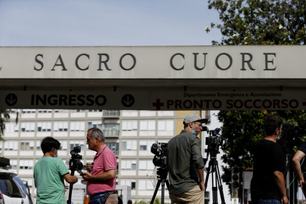 Foto Cecilia Fabiano/ LaPresse 
04  luglio  2021 Roma (Italia)
Cronaca   :  
Il Papa ricoverato al Policlinico Gemelli per un intervento programmato al colon 
Nella Foto : la stampa all’ingresso del Policlinico 

Photo Cecilia Fabiano/ LaPresse 
July 04 , 2021  Roma (Italy) 
News  :  
The Pope admitted to the Gemelli Polyclinic for a planned colon surgery
In the Pic : press in front of the hospital