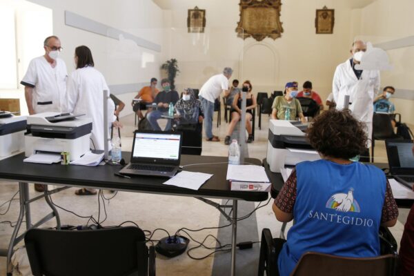 Coronavirus, salgono i ricoveri e il tasso di positività: 22 morti