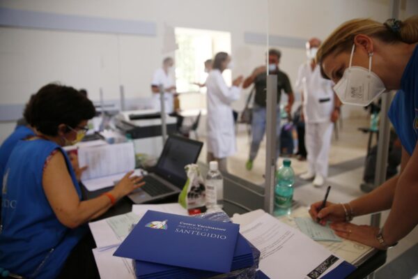 Green pass per ristoranti, palestre e discoteche: il governo decide sulla scia della Francia