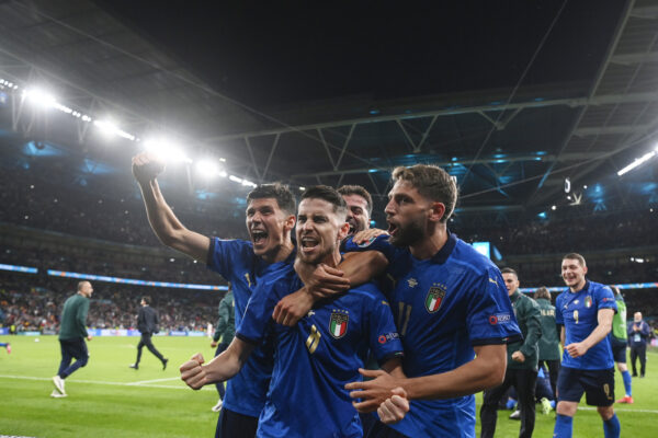 Foto LaPresse – Fabio Ferrari
06 Luglio 2021 Londra, Gran Bretagna
Sport
Calcio
Italia vs Spagna – Euro 2020 – Campionato Europeo di Calcio – Semifinale – Stadio Wembley di Londra.
Nella foto:l’italia festeggia dopo la vittoria per la finale Frello Jorge Luiz Jorginho (Italy) 

Photo LaPresse – Fabio Ferrari
July 06, 2021 London, Great Britain
sport
soccer
Italy vs Spain – Euro 2020 – European Football Championship – Semi-Final -Wembley Stadium of London.
In the pic:italy team celebrates
 Frello Jorge Luiz Jorginho (Italy)