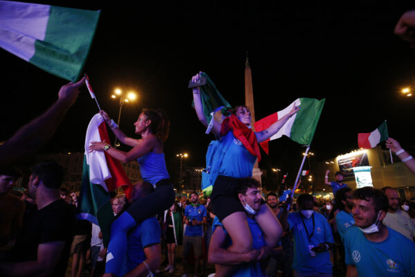Foto Cecilia Fabiano/ LaPresse 
06  luglio  2021 Roma (Italia)
Cronaca   :  
UEFA 2020 Italia Spagna 
Nella Foto : Piazza del Popolo, la festa dei tifosi per la finale raggiunta

Photo Cecilia Fabiano/ LaPresse 
July 06 , 2021  Roma (Italy) 
News  :  
UEFA 2020 Italy Spain 
In the Pic :  Piazza del Popolo fans celebrates italy into final