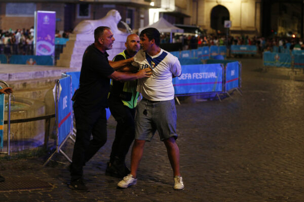 Foto Cecilia Fabiano/ LaPresse 
06  luglio  2021 Roma (Italia)
Cronaca   :  
UEFA 2020 Italia Spagna 
Nella Foto : Piazza del Popolo, la festa dei tifosi per la finale raggiunta

Photo Cecilia Fabiano/ LaPresse 
July 06 , 2021  Roma (Italy) 
News  :  
UEFA 2020 Italy Spain 
In the Pic :  Piazza del Popolo fans celebrates italy into final