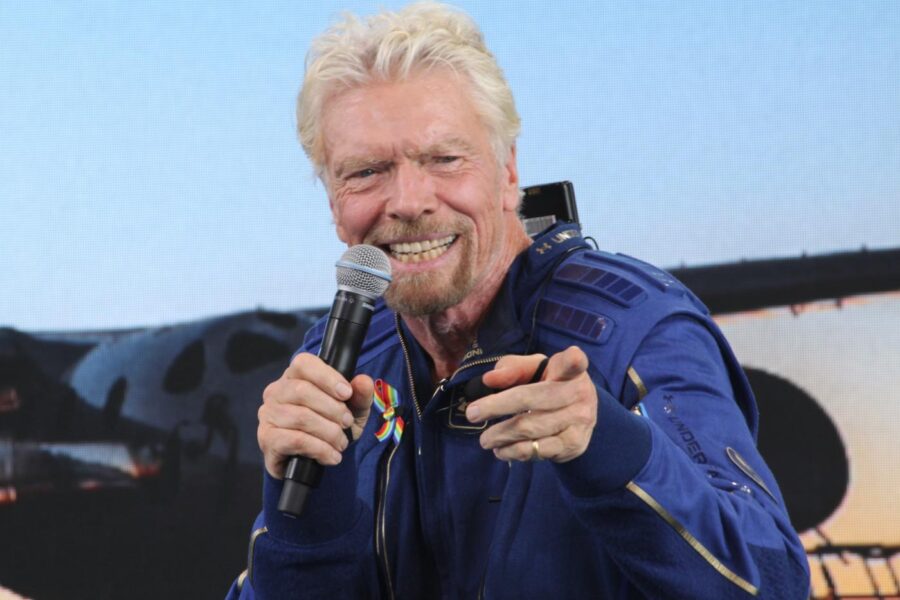Chi è Richard Branson, il miliardario che ha inaugurato l’era del “turismo spaziale”