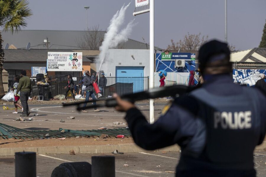 Sudafrica a ferro e fuoco: almeno 72 morti nelle proteste per l’arresto dell’ex presidente Zuma