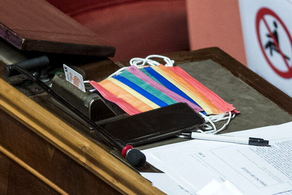 Ddl Zan, al Senato è zuffa ma prosegue la mediazione