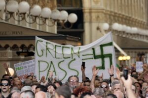 Svastiche e insulti a Draghi: il popolo no-vax e no-Green pass sfila in tutta Italia
