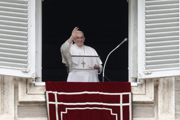 Papa Francesco all’Angelus del 25 luglio (AP Photo/Riccardo De Luca)
