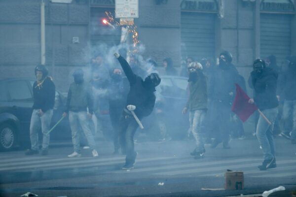 Foto LaPresse/Marco CantileNapoli, 11/03/2017CronacaScontri al corteo anti Salvini. Antagonisti e centri sociali si scontrano con la polizia e i carabinieri davanti alla Mostra D’Oltremare mentre si teneva il convegno di Matteo SalviniNella foto: gli scontri lungo via Caio Duilio adiacente viale Augusto