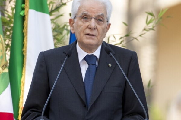 Mattarella, appello ai no vax: “La libertà è limitata dal virus, troppo arduo stare dietro a fake news”