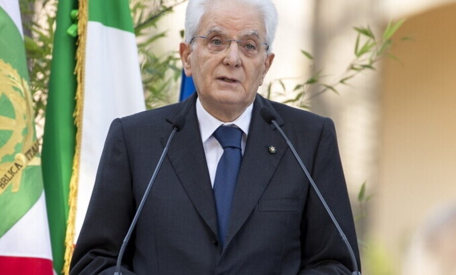 Mattarella, appello ai no vax: “La libertà è limitata dal virus, troppo arduo stare dietro a fake news”