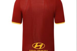 Roma, svelata con foto e video la nuova maglia dei giallorossi di Mourinho con il main sponsor da 12 milioni a stagione