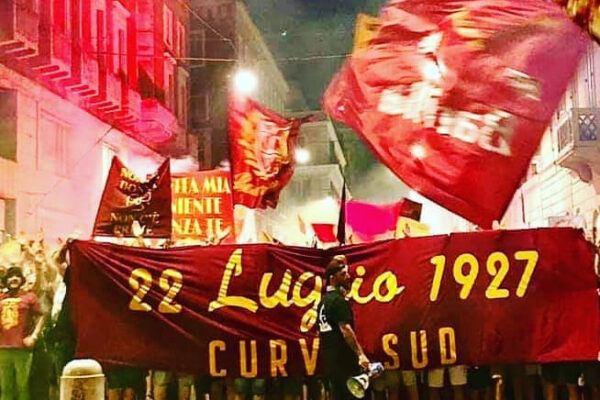 Tifosi della Roma invadono il centro per i 94 anni del club. A rischio nuovi contagi