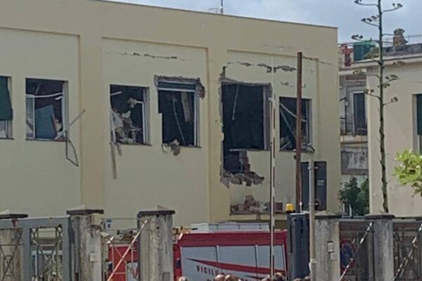 Boato in Commissariato, violenta esplosione distrugge uffici polizia: si temono feriti