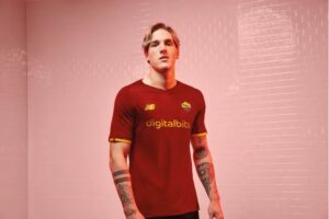Roma, svelata con foto e video la nuova maglia dei giallorossi di Mourinho con il main sponsor da 12 milioni a stagione