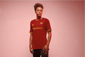 Roma, svelata con foto e video la nuova maglia dei giallorossi di Mourinho con il main sponsor da 12 milioni a stagione