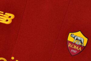 Roma, svelata con foto e video la nuova maglia dei giallorossi di Mourinho con il main sponsor da 12 milioni a stagione