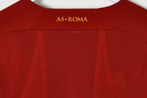 Roma, svelata con foto e video la nuova maglia dei giallorossi di Mourinho con il main sponsor da 12 milioni a stagione