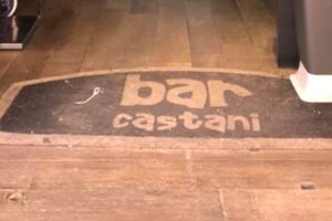 Covid, giù le serrande di un bar di Centocelle per un contatto con un positivo. La titolare: “La salute prima di tutto”