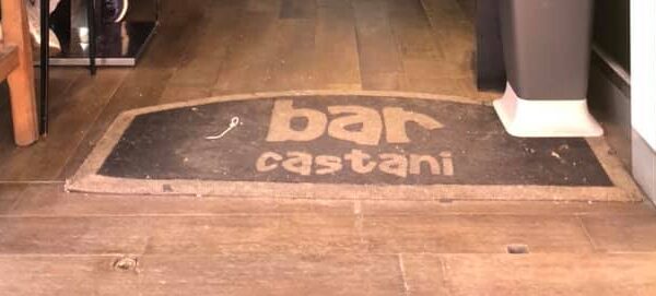 Covid, giù le serrande di un bar di Centocelle per un contatto con un positivo. La titolare: “La salute prima di tutto”