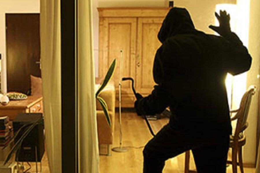 Napoli, escalation microcriminale a Pianura: preso ladro d’appartamenti, proprietario aggredito durante fuga