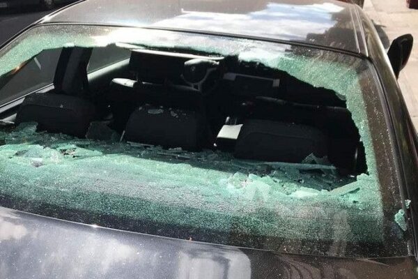 “Stai con la mia ex”, sfonda auto e tiene in ostaggio giovane per due ore: preso grazie alle telecamere