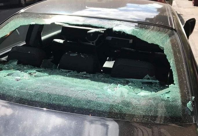 “Stai con la mia ex”, sfonda auto e tiene in ostaggio giovane per due ore: preso grazie alle telecamere