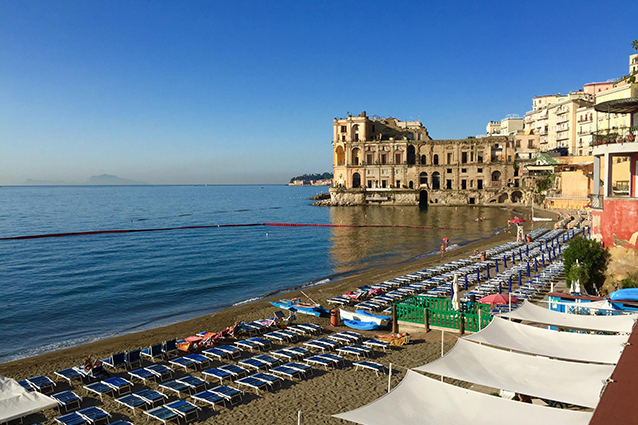 Lungomare inquinato a Napoli, scatta il divieto di balneazione fino a Posillipo: “Si potrà solo andare in spiaggia”