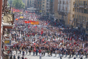 Venti anni fa il G8 di Genova: la critica alla globalizzazione, i pestaggi, gli errori di Rifondazione