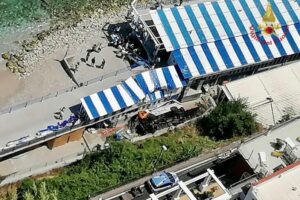 Tragedia a Capri, autobus precipita nel vuoto: muore autista, 23 feriti (15 in ospedale tra cui due bambini)