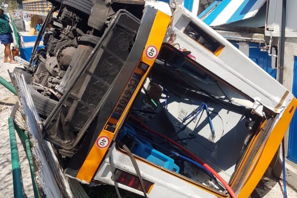 Tragedia a Capri, autobus precipita nel vuoto: muore autista, 23 feriti (15 in ospedale tra cui due bambini)