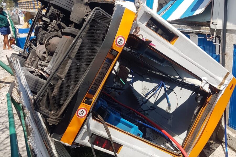 Tragedia a Capri, autobus precipita nel vuoto: muore autista, 23 feriti (15 in ospedale tra cui due bambini)